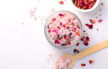 скраб за тяло с етерични масла и листа от розов цвят